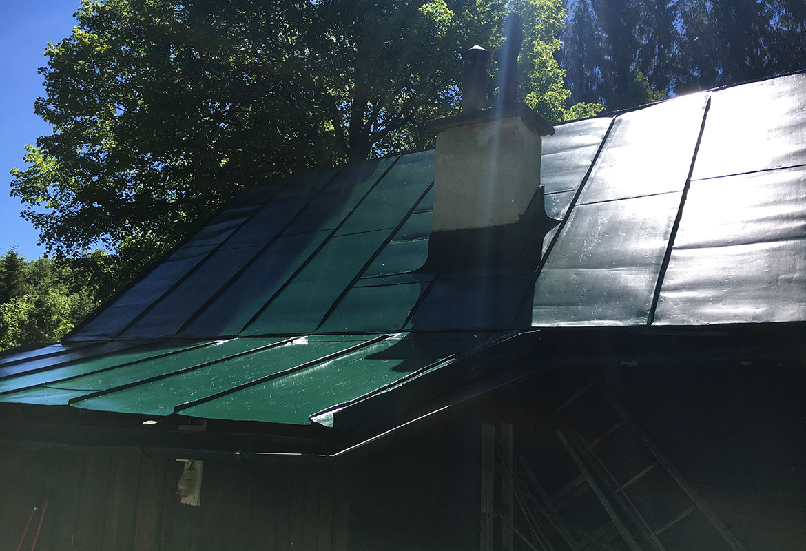 Náter strechy na chate v Malachove